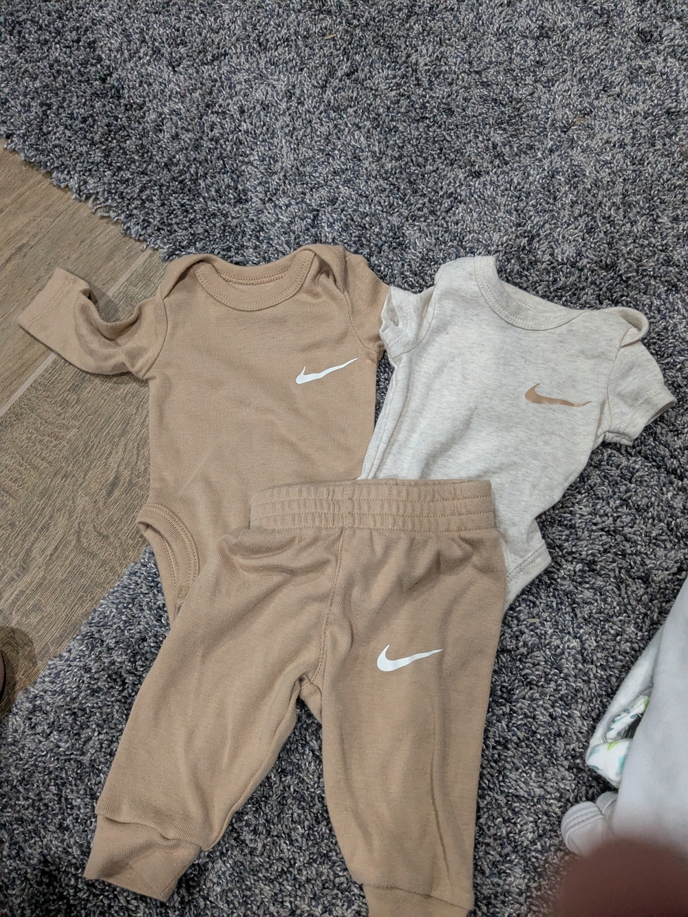 Nike Kids Neutral Tan & Light Gray Baby Bodysuits and Pants Set